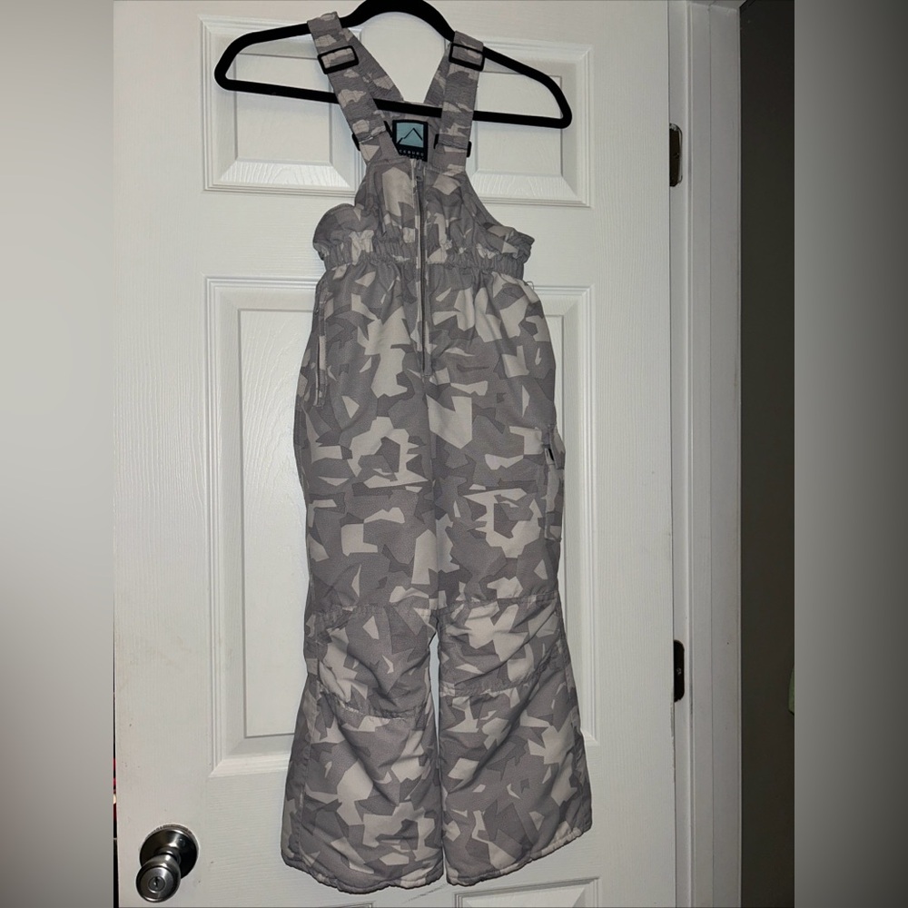 Kids gray camouflage snow suit size 6